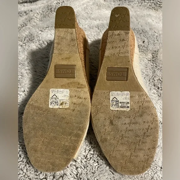 Toms Wedges cream color with suede inside. Size 8.5 - Picture 3 of 5